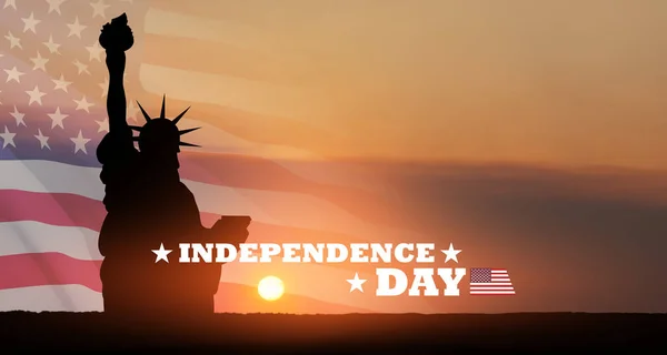 Close Van Het Vrijheidsbeeld Met Amerikaanse Vlag Achtergrond Van Zonsondergang — Stockfoto