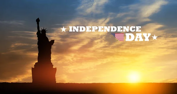 Estátua Liberdade Fundo Céu Por Sol Com Texto Dia Independência — Fotografia de Stock