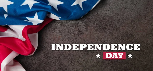 Κλείσιμο Της Αμερικανικής Σημαίας Επιγραφή Ημέρα Ανεξαρτησίας Σκουριασμένο Φόντο Σιδήρου — Φωτογραφία Αρχείου