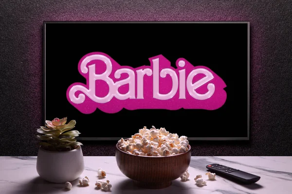 Scherm Spelen Barbie Trailer Film Met Afstandsbediening Popcorn Kom Thuisplant — Stockfoto