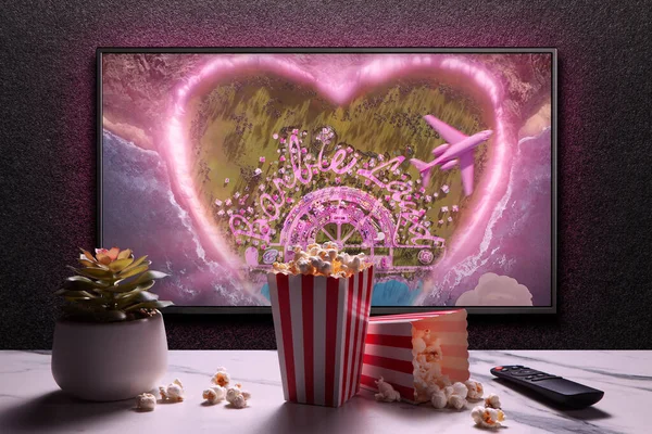 播放芭比娃娃预告片或电影的电视屏幕 带遥控装置的电视机爆米花盒和家用植物哈萨克斯坦阿斯塔纳 2023年7月2日 — 图库照片