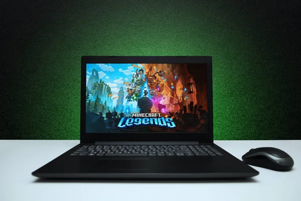 Minecraft是一款在屏幕笔记本电脑上的沙盒视频游戏 鼠标在黑色纹理墙壁上 有绿光 视频电脑游戏 哈萨克斯坦阿斯塔纳 2023年7月2日 — 图库照片