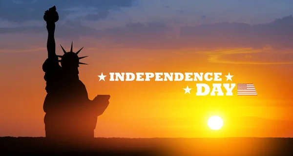 Närbild Frihetsgudinnan Bakgrunden Solnedgången Himlen Med Texten Självständighetsdagen Gratulationskort För — Stockfoto