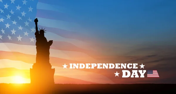 Άγαλμα Της Ελευθερίας Αμερικανική Σημαία Στο Φόντο Του Ουρανού Ηλιοβασίλεμα — Φωτογραφία Αρχείου