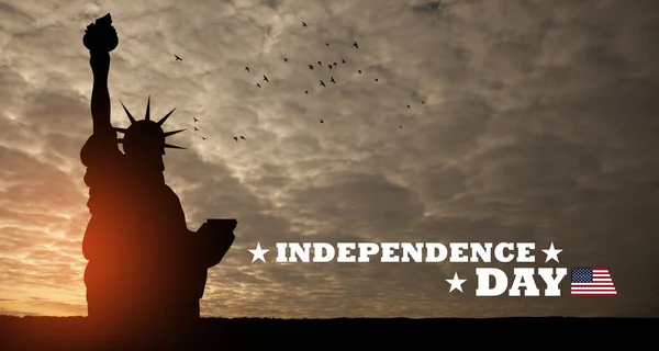 自由女神像与飞鸟在日落天空背景下的合影 与文字独立日 独立日贺卡 美国庆祝活动 — 图库照片