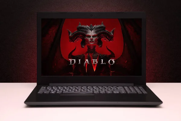 暗黑纹理墙上装有红灯的屏幕笔记本电脑上的暗黑4游戏 毁灭4 是索尼最有名的角色扮演游戏系列之一 哈萨克斯坦阿斯塔纳 2023年7月2日 — 图库照片