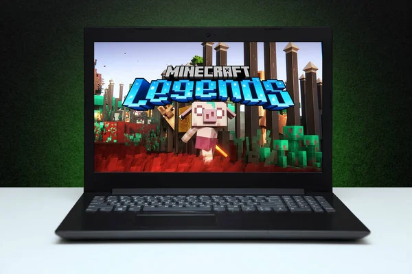 Minecraft Minecraft 是一款沙盒游戏 位于屏幕笔记本电脑上的黑色纹理墙壁上 有绿光 视频电脑游戏 哈萨克斯坦阿斯塔纳 2023年7月2日 — 图库照片
