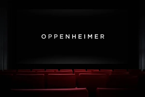 映画館でのオッペンハイマー映画 映画館で映画を見ている カザフスタンのアスタナ 2023年7月2日 — ストック写真