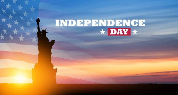 자유의 여신상 하늘을 배경으로 국기와 텍스트 독립기념일 기념일을 미국의 — 스톡 사진
