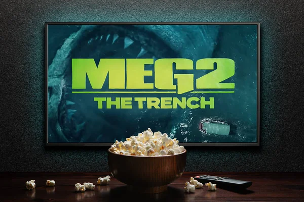 Meg Trailer Film Trench Televisore Con Telecomando Ciotola Popcorn Astana — Foto Stock
