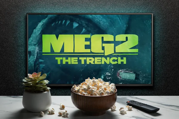 Meg Trench Trailer Film Met Afstandsbediening Popcorn Kom Thuisplant Astana — Stockfoto