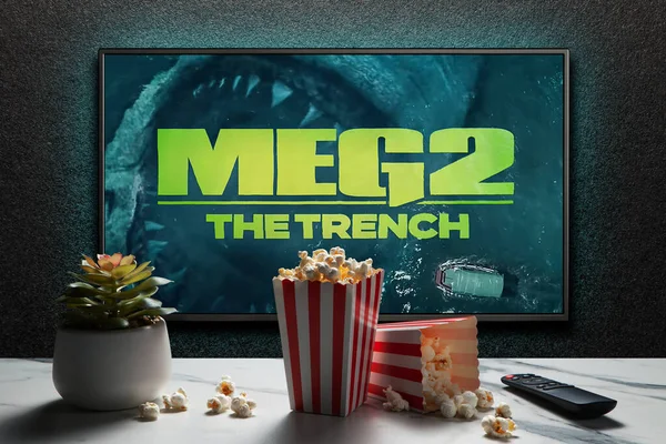 Meg Trailer Film Trench Con Telecomando Scatole Popcorn Impianto Domestico — Foto Stock
