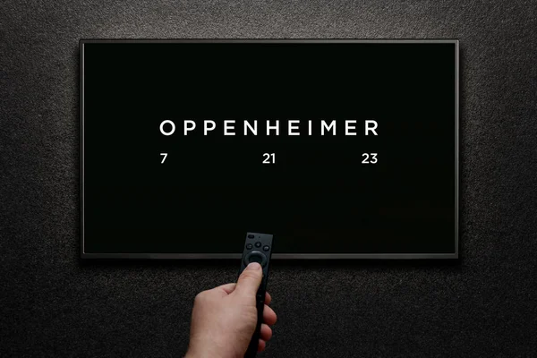 Oppenheimer Trailer Oder Film Mann Schaltet Fernseher Mit Fernbedienung Ein — Stockfoto