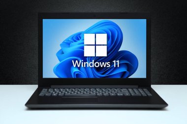 Bilgisayardaki 11 numaralı pencerenin logosu siyah desenli, beyaz ışıkla kaplanmış. Microsoft 'tan yeni bir işletim sistemi güncellemesi. Astana, Kazakistan - 2 Temmuz 2023.