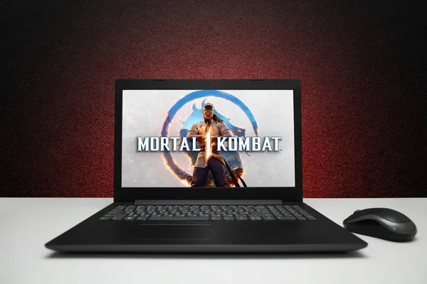 在屏幕笔记本电脑上的Mortal Kombat 1游戏 鼠标在黑色纹理墙壁上 有红灯 哈萨克斯坦阿斯塔纳 2023年7月2日 — 图库照片