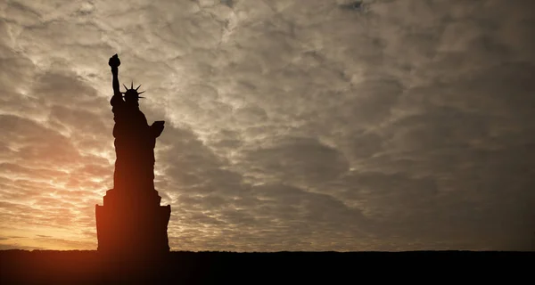 落日的天空背景下的自由女神像 独立日贺卡 美国庆祝活动 — 图库照片