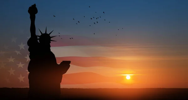自由女神像 挂满了美国国旗 在夕阳的天空中飘扬着鸟儿 独立日贺卡 美国庆祝活动 — 图库照片