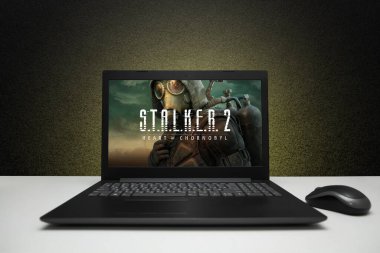S.T.A.L.K.E.R. 2 Heart of Chornobyl, Stalker 2 oyunu ekrandaki dizüstü bilgisayarda, siyah desenli duvarda sarı ışık var. Moskova, Rusya - 20 Mart 2023.