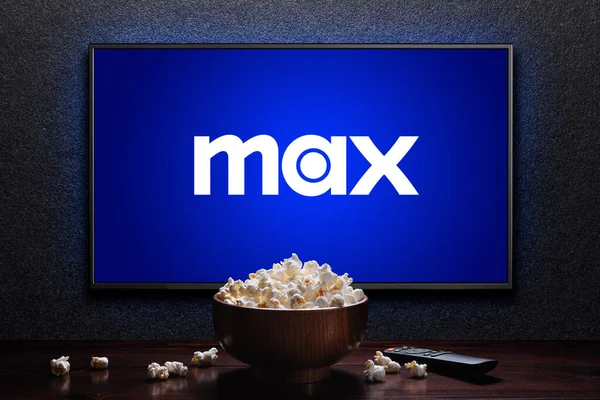Max ya da HBO Max logosu TV 'de patlamış mısır kasesi ve masada uzaktan kumanda. HBO Max, Amerika Birleşik Devletleri 'ne bağlı bir abonelik videosu. Astana, Kazakistan - 21 Temmuz 2023.