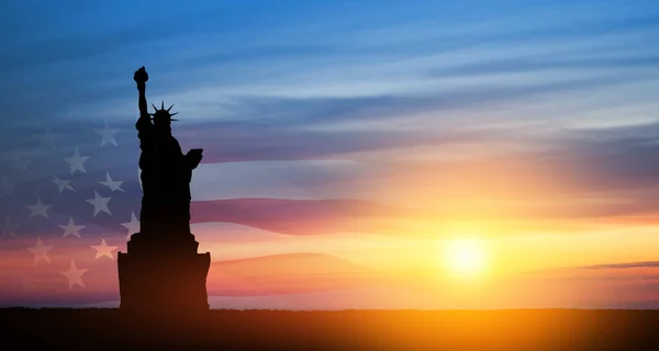 Άγαλμα Της Ελευθερίας Αμερικανική Σημαία Στο Φόντο Του Ουρανού Ηλιοβασίλεμα — Φωτογραφία Αρχείου