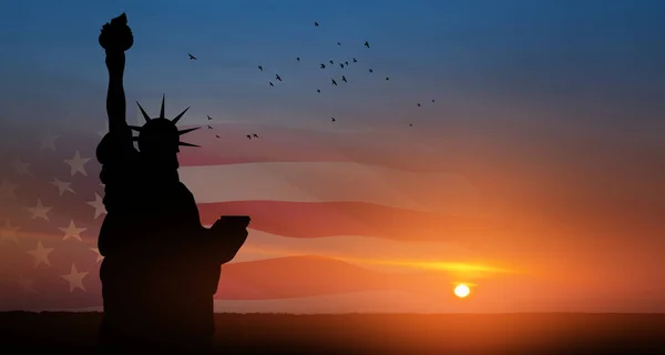 Άγαλμα Της Ελευθερίας Αμερικανική Σημαία Και Ιπτάμενα Πουλιά Στο Φόντο — Φωτογραφία Αρχείου