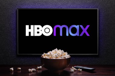 Max ya da HBO Max logosu TV 'de patlamış mısır kasesi ve uzaktan kumandalı. HBO Max, Amerika Birleşik Devletleri 'ne bağlı bir abonelik videosu. Astana, Kazakistan - 21 Temmuz 2023.