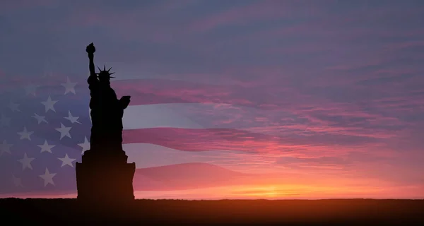 Freiheitsstatue Mit Amerikanischer Flagge Vor Dem Hintergrund Des Sonnenuntergangs Grußkarte — Stockfoto