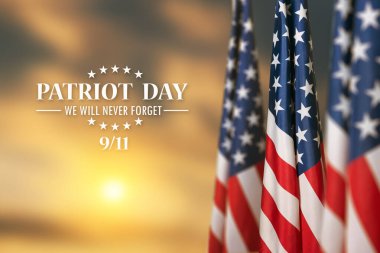 Günbatımı arka planında ABD bayrağı. Terörist saldırıların kurbanları için Ulusal Namaz ve Anma Günü. Vatanseverlik Günü.