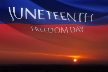 Güneşin doğuşunda ya da batışında rüzgarda savrulan Haziran Özgürlük Günü yazılı sancak. 1865 'ten beri. Sancak Tasarımı.