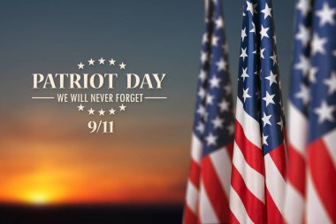 Günbatımı arka planında ABD bayrağı. Terörist saldırıların kurbanları için Ulusal Namaz ve Anma Günü. Vatanseverlik Günü.