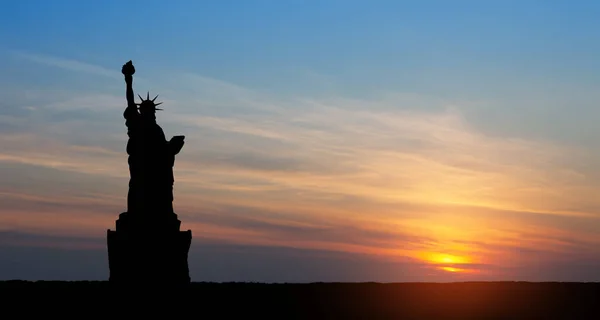 Statua Wolności Tle Zachodzącego Słońca Karta Okolicznościowa Dzień Niepodległości Święto — Zdjęcie stockowe
