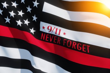 Kırmızı çizgili, ışıklı itfaiyeci bayrağı. Amerikan bayrağı. Hatırlıyorum, 11 Eylül 2001 'de ölen itfaiyecilerle ilgili anılar. Vatanseverlik Günü. İtfaiyecilerin onuru. 3d resim.