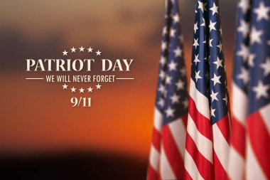 Günbatımı arka planında ABD bayrağı. Terörist saldırıların kurbanları için Ulusal Namaz ve Anma Günü. Vatanseverlik Günü.