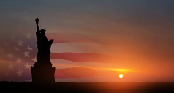 Freiheitsstatue Mit Amerikanischer Flagge Vor Dem Hintergrund Des Sonnenuntergangs Grußkarte — Stockfoto