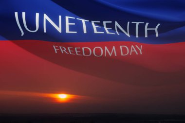 Güneşin doğuşunda ya da batışında rüzgarda savrulan Haziran Özgürlük Günü yazılı sancak. 1865 'ten beri. Sancak Tasarımı.