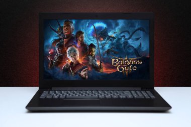 Baldurs Gate 3 oyunu ekrandaki dizüstü bilgisayarda siyah desenli duvarda kırmızı ışıkta. Astana, Kazakistan - 3 Ağustos 2023.