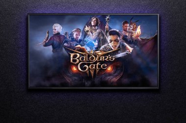 Baldurs Gate 3 oyunu televizyonda siyah desenli duvarda mor ışıkla oynanıyor. Astana, Kazakistan - 3 Ağustos 2023.
