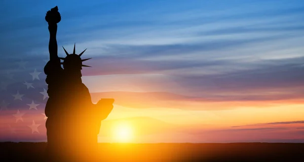 Freiheitsstatue Mit Amerikanischer Flagge Vor Dem Hintergrund Des Sonnenuntergangs Nahaufnahme — Stockfoto