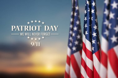 Günbatımı arka planında ABD bayrağı. Terörist saldırıların kurbanları için Ulusal Namaz ve Anma Günü. Vatanseverlik Günü.