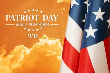 Günbatımı arka planında ABD bayrağı. Terörist saldırıların kurbanları için Ulusal Namaz ve Anma Günü. Vatanseverlik Günü.