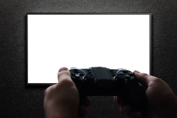 テレビでビデオゲームをするためにゲームパッドを握る手 ブランクスクリーン モックアップ — ストック写真
