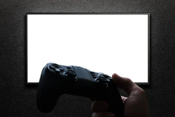 テレビでビデオゲームをするためにゲームパッドを握る手 ブランクスクリーン モックアップ — ストック写真