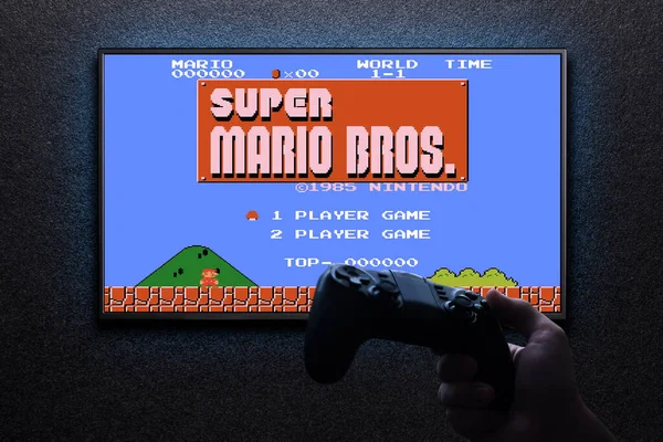 Super Mario Bros Klasik Video Oyunu Elinde Mavi Işıklı Siyah — Stok fotoğraf