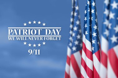 ABD bayrakları gökyüzü arka planında. Terörist saldırıların kurbanları için Ulusal Namaz ve Anma Günü. Vatanseverlik Günü.