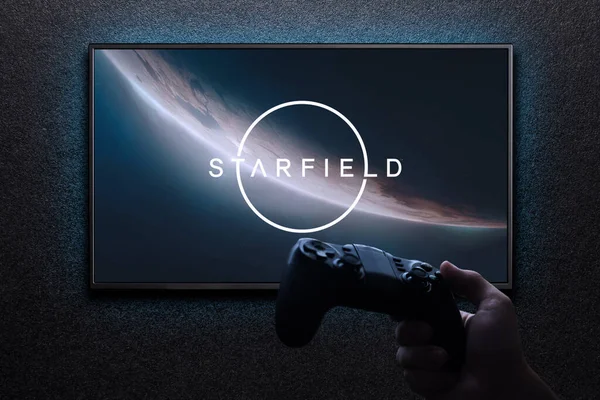 Starfield Spiel Fernsehen Mit Gamepad Der Hand Auf Schwarzer Strukturierter — Stockfoto