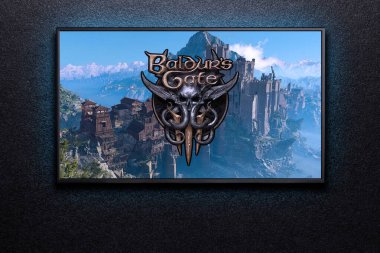 Baldurs Gate 3 oyunu TV 'de siyah desenli duvarda mavi ışıkla oynanıyor. Astana, Kazakistan - 3 Ağustos 2023.