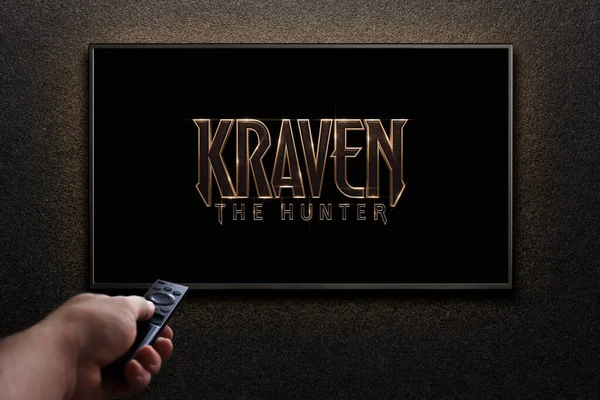 Kraven Cazador Trailer Película Pantalla Televisión Hombre Enciende Televisión Con — Foto de Stock