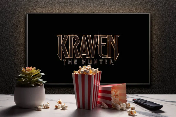 Kraven Chasseur Bande Annonce Film Écran Télévision Avec Télécommande Boîtes — Photo