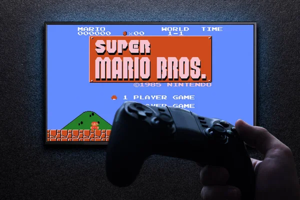 Super Mario Bros Clásico Videojuego Televisión Con Mando Mano Pared — Foto de Stock
