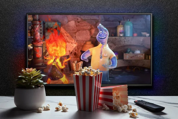 Elementarny Zwiastun Lub Film Ekranie Telewizora Pilotem Pudełkami Popcornu Rośliną — Zdjęcie stockowe